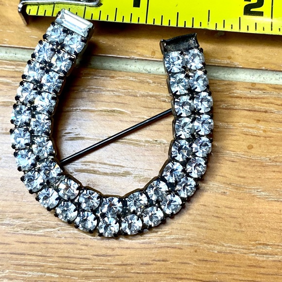 Vintage Rhinestone Horseshoe Brooch 🐴 💎 - Picture 5 of 9
